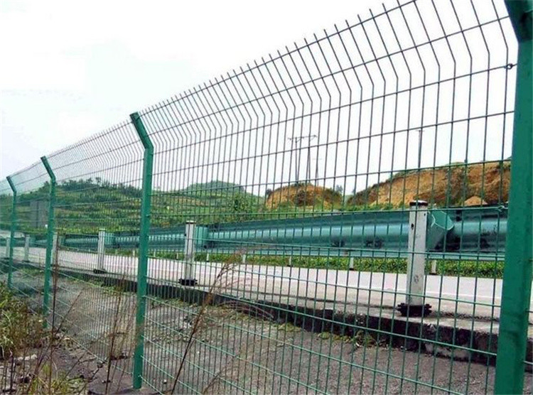 雙邊絲護欄網(wǎng)施工時 應該注意的問題？